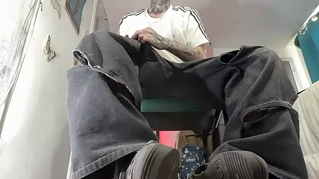 Snapshot of Saturno_v chatting on 01/10/25, 10:28 Saturno v online show from 01/10/25, 10:28