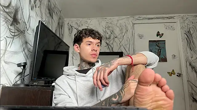 Snapshot of Saturno_v chatting on 01/17/25, 10:22 Saturno v online show from 01/17/25, 10:22