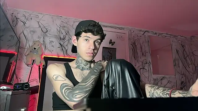 Snapshot of Saturno_v chatting on 02/07/25, 10:20 Saturno v online show from 02/07/25, 10:20