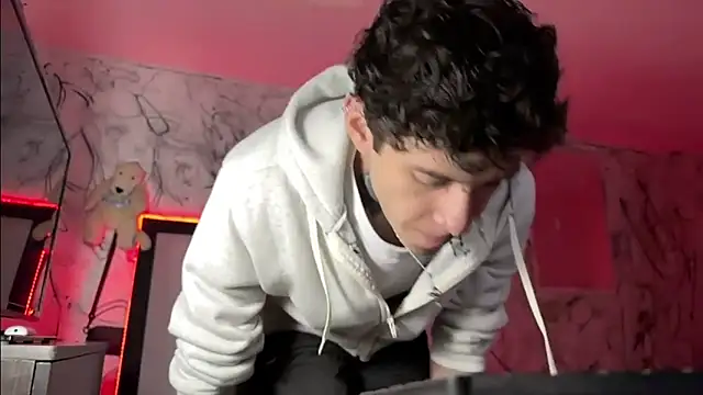 Snapshot of Saturno_v chatting on 02/14/25, 11:21 Saturno v online show from 02/14/25, 11:21