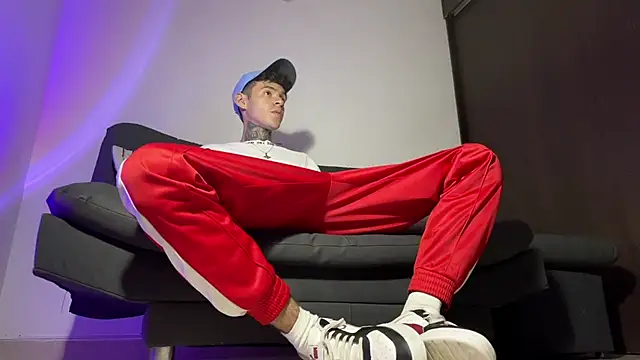 Snapshot of Saturno_v chatting on 03/14/25, 05:05 Saturno v online show from 03/14/25, 05:05