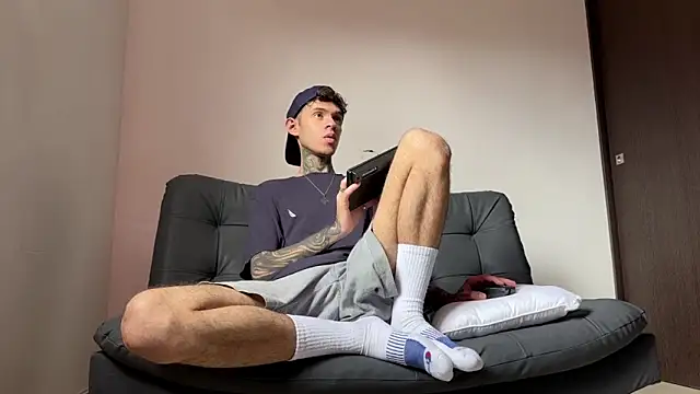 Snapshot of Saturno_v chatting on 03/15/25, 08:04 Saturno v online show from 03/15/25, 08:04