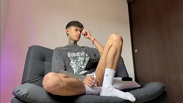 Snapshot of Saturno_v chatting on 03/17/25, 10:49 Saturno v online show from 03/17/25, 10:49