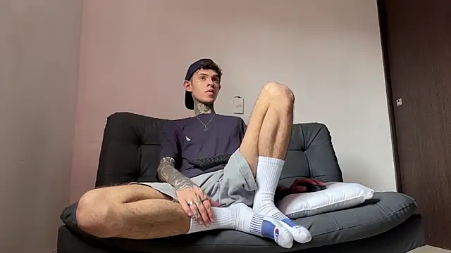 Snapshot of Saturno_v chatting on 03/18/25, 10:36 Saturno v online show from 03/18/25, 10:36