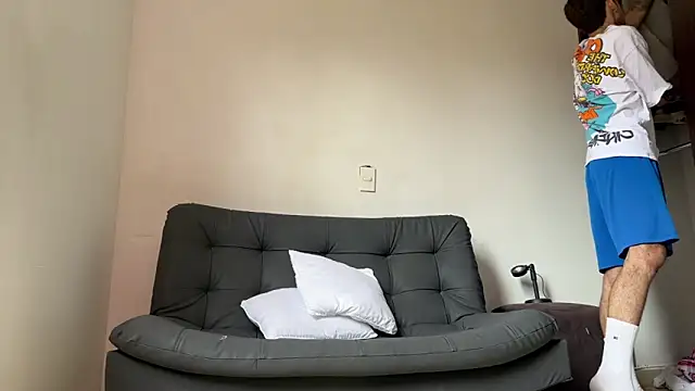 Snapshot of Saturno_v chatting on 03/20/25, 05:15 Saturno v online show from 03/20/25, 05:15