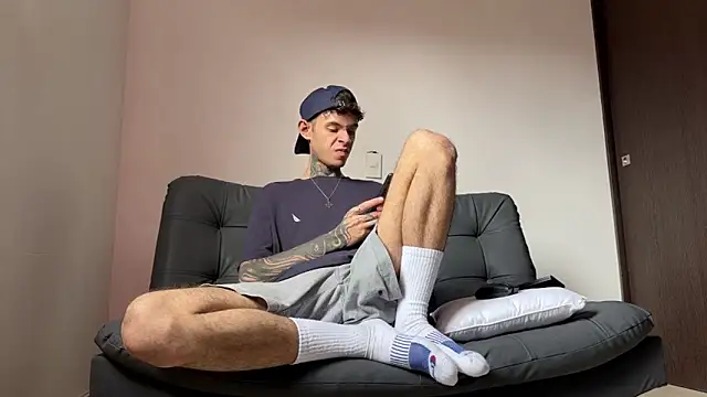 Snapshot of Saturno_v chatting on 03/21/25, 04:18 Saturno v online show from 03/21/25, 04:18