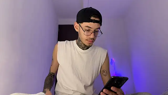 Snapshot of Saturno_v chatting on 09/11/25, 12:44 Saturno v online show from 09/11/25, 12:44