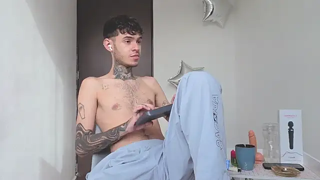 Snapshot of Saturno_v chatting on 09/21/25, 10:17 Saturno v online show from 09/21/25, 10:17