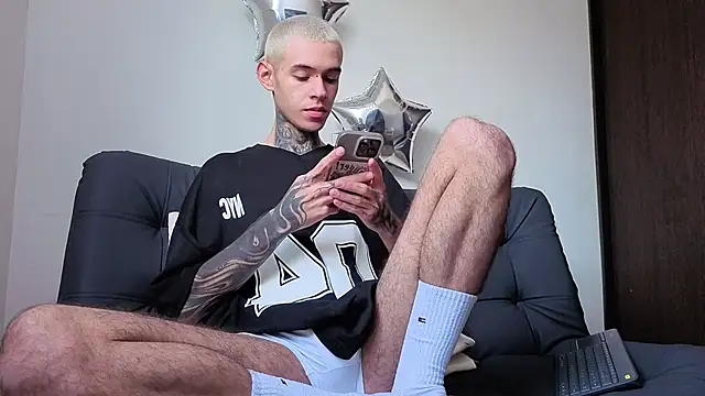 Snapshot of Saturno_v chatting on 09/27/25, 03:39 Saturno v online show from 09/27/25, 03:39