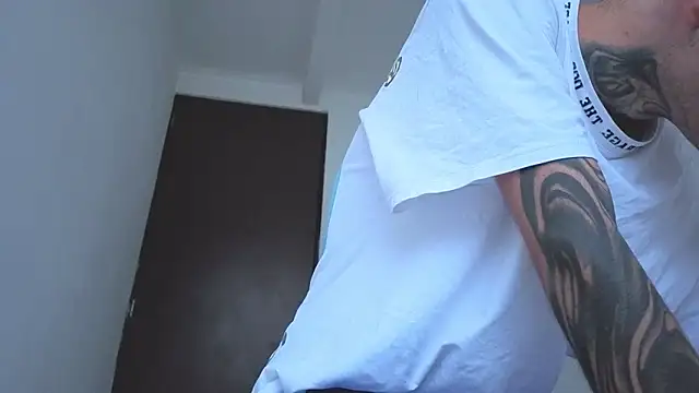 Snapshot of Saturno_v chatting on 09/29/25, 10:53 Saturno v online show from 09/29/25, 10:53