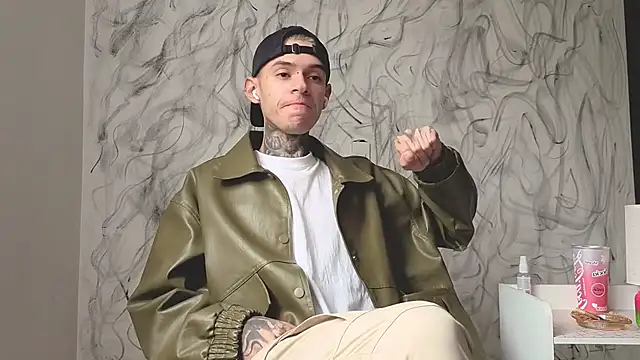 Snapshot of Saturno_v chatting on 10/14/25, 01:23 Saturno v online show from 10/14/25, 01:23