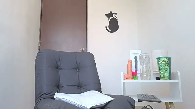 Snapshot of Saturno_v chatting on 10/17/25, 02:19 Saturno v online show from 10/17/25, 02:19