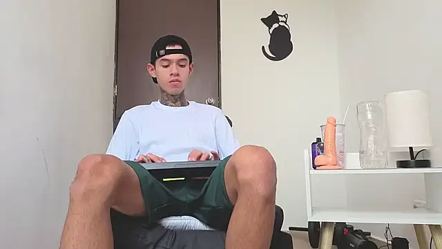 Snapshot of Saturno_v chatting on 11/13/25, 10:36 Saturno v online show from 11/13/25, 10:36