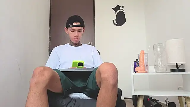 Snapshot of Saturno_v chatting on 11/18/25, 10:41 Saturno v online show from 11/18/25, 10:41