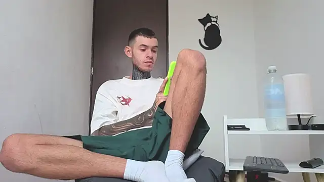 Snapshot of Saturno_v chatting on 11/27/25, 01:13 Saturno v online show from 11/27/25, 01:13