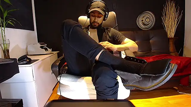 Snapshot of alessandro_wye chatting on 10/03/25, 10:12 alessandro wye online show from 10/03/25, 10:12