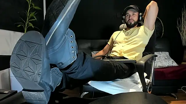 Snapshot of alessandro_wye chatting on 10/29/25, 04:48 alessandro wye online show from 10/29/25, 04:48