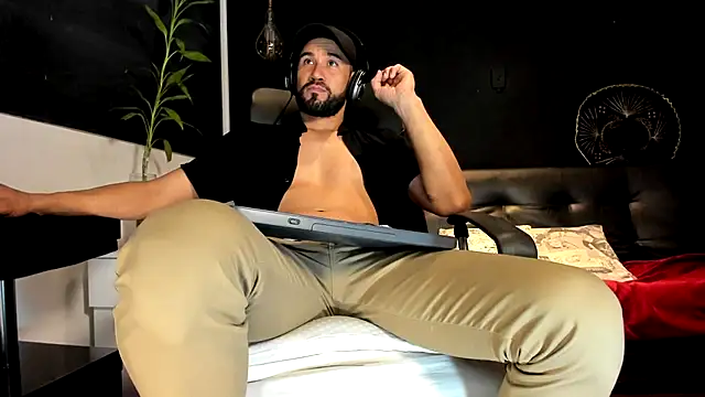 Snapshot of alessandro_wye chatting on 11/20/25, 02:01 alessandro wye online show from 11/20/25, 02:01