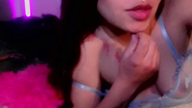 Snapshot of Emilyswan04 chatting on 03/14/25, 09:21 Emilyswan04 online show from 03/14/25, 09:21