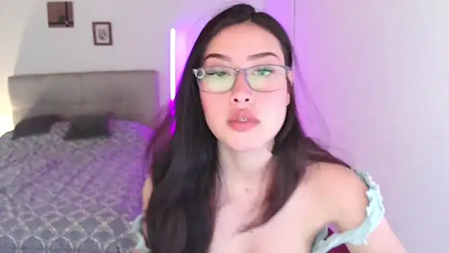 Snapshot of Emilyswan04 chatting on 09/24/25, 06:33 Emilyswan04 online show from 09/24/25, 06:33