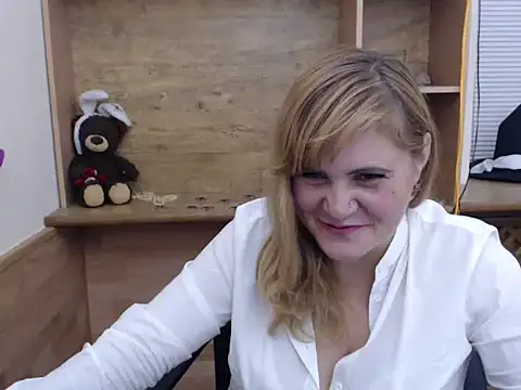 Snapshot of DaniellaKiss chatting on 10/20/25, 08:09 DaniellaKiss online show from 10/20/25, 08:09