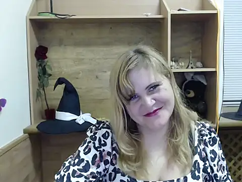 Snapshot of DaniellaKiss chatting on 10/27/25, 08:35 DaniellaKiss online show from 10/27/25, 08:35