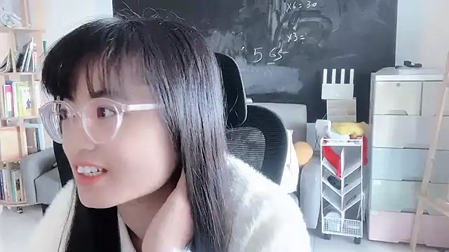 Snapshot of Honey-cici chatting on 12/15/25, 08:40 Honey-cici online show from 12/15/25, 08:40