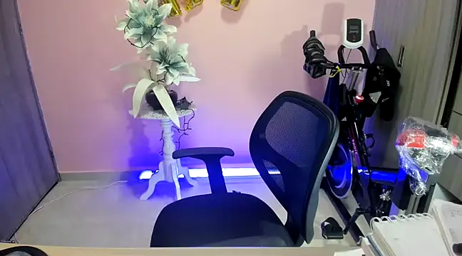 Snapshot of KAROL_MILF chatting on 12/03/24, 12:46 KAROL MILF online show from 12/03/24, 12:46