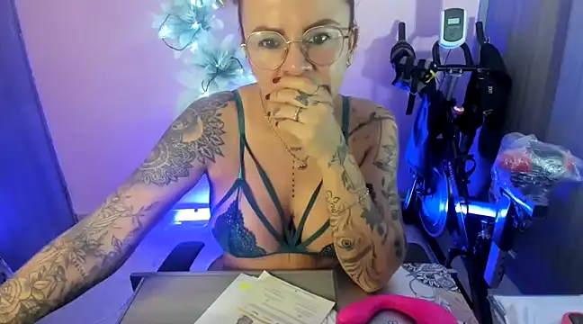 Snapshot of KAROL_MILF chatting on 12/19/24, 01:18 KAROL MILF online show from 12/19/24, 01:18