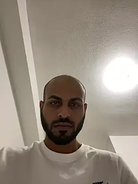 Snapshot of islandvybee55 chatting on 12/28/24, 02:33 islandvybee55 online show from 12/28/24, 02:33