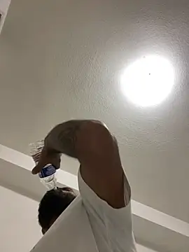 Snapshot of islandvybee55 chatting on 03/14/25, 04:43 islandvybee55 online show from 03/14/25, 04:43