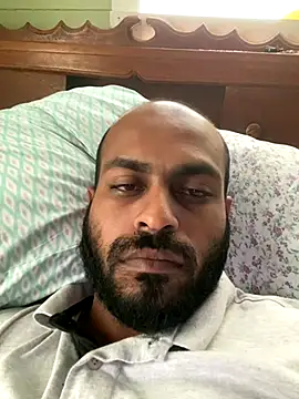 Snapshot of islandvybee55 chatting on 11/18/25, 03:49 islandvybee55 online show from 11/18/25, 03:49