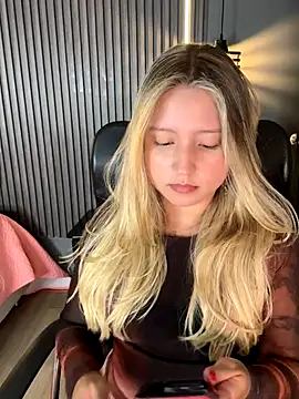 Snapshot of MiaPetit_ chatting on 09/12/25, 12:11 MiaPetit online show from 09/12/25, 12:11