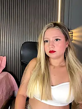 Snapshot of MiaPetit_ chatting on 09/13/25, 11:37 MiaPetit online show from 09/13/25, 11:37