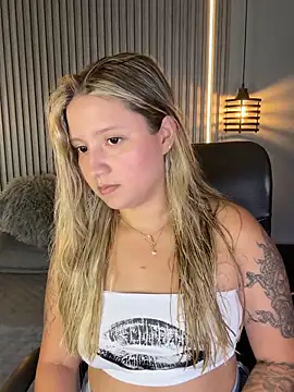 Snapshot of MiaPetit_ chatting on 09/28/25, 10:15 MiaPetit online show from 09/28/25, 10:15