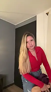 Snapshot of MiaPetit_ chatting on 12/17/25, 08:04 MiaPetit online show from 12/17/25, 08:04