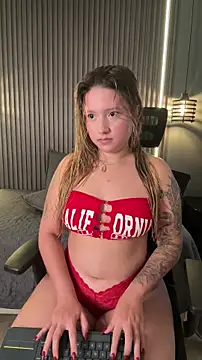 Snapshot of MiaPetit_ chatting on 01/13/26, 12:43 MiaPetit online show from 01/13/26, 12:43