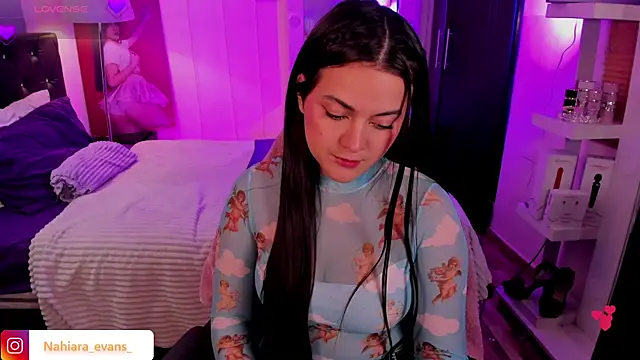 NahiaraEvans  online show from 10/10/25, 05:39