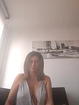 Latiinvenushot online show from 11/16/25, 02:00