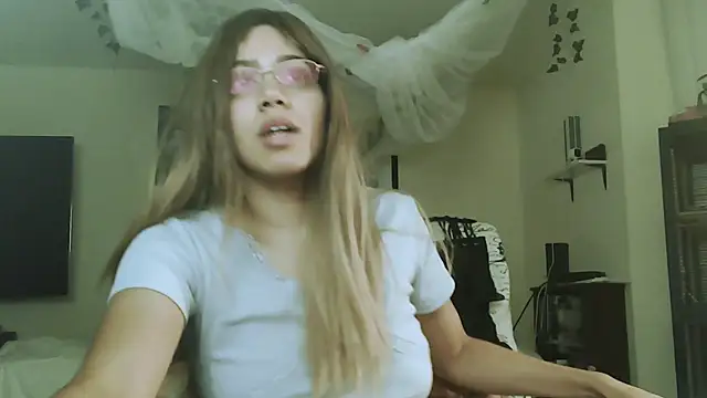 Snapshot of PolinaLoveX chatting on 10/16/25, 03:40 PolinaLoveX online show from 10/16/25, 03:40