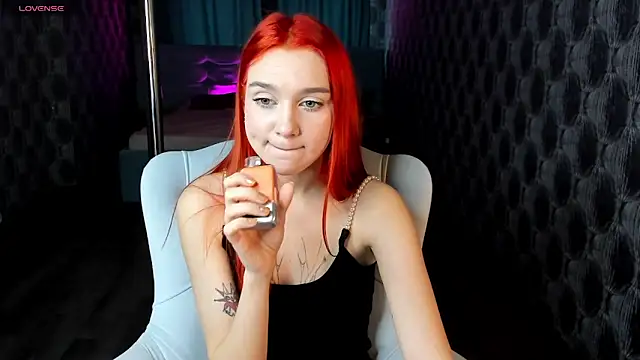 Snapshot of Lesi_Moonie01 chatting on 12/17/24, 08:23 Lesi Moonie01 online show from 12/17/24, 08:23