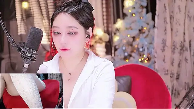 Snapshot of Missy_Nana21 chatting on 10/11/25, 04:05 Missy Nana21 online show from 10/11/25, 04:05