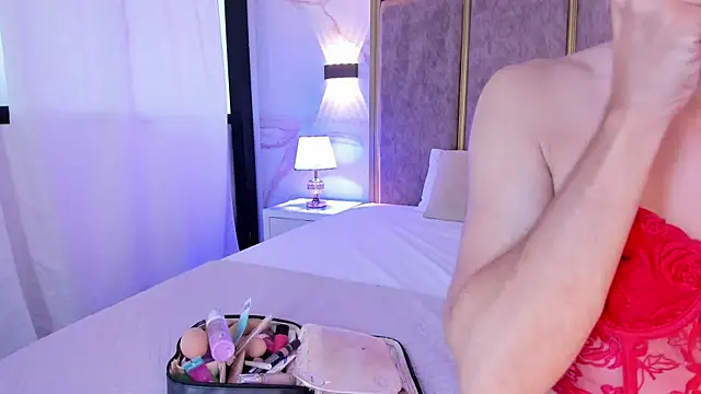 Snapshot of MaxiRogers chatting on 12/14/25, 12:21 MaxiRogers online show from 12/14/25, 12:21