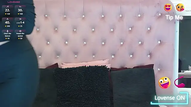 Snapshot of KikiSweet08 chatting on 09/23/25, 04:15 KikiSweet08 online show from 09/23/25, 04:15