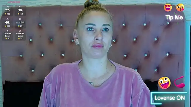 Snapshot of KikiSweet08 chatting on 11/21/25, 05:17 KikiSweet08 online show from 11/21/25, 05:17