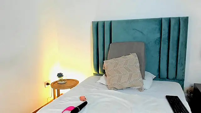 HollyHudsonn online show from 12/20/24, 11:54