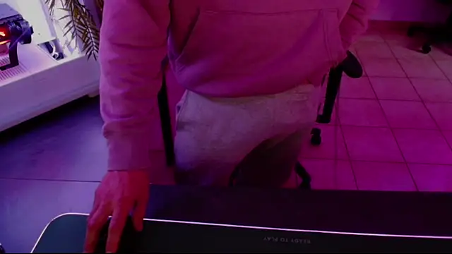 Snapshot of Vlad230323 chatting on 01/04/25, 02:35 Vlad230323 online show from 01/04/25, 02:35