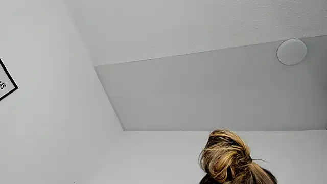 Snapshot of Lizz_Luna chatting on 10/21/25, 03:35 Lizz Luna online show from 10/21/25, 03:35