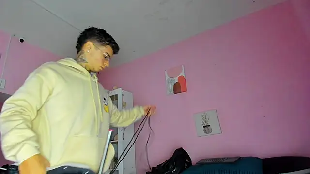 Ian Castillo  online show from 10/24/25, 11:06