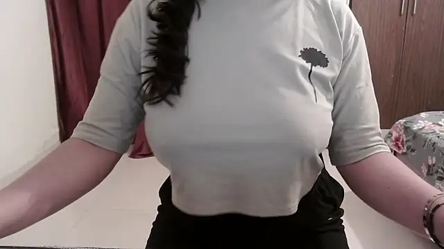 Snapshot of ANANYA-TIWARI chatting on 09/30/25, 05:18 ANANYA-TIWARI online show from 09/30/25, 05:18